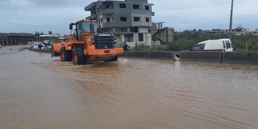 العمل على فتح الطرقات التي تعرضت لاختناقات مرورية نتيجة الهطولات المطرية الغزيرة بطرطوس
