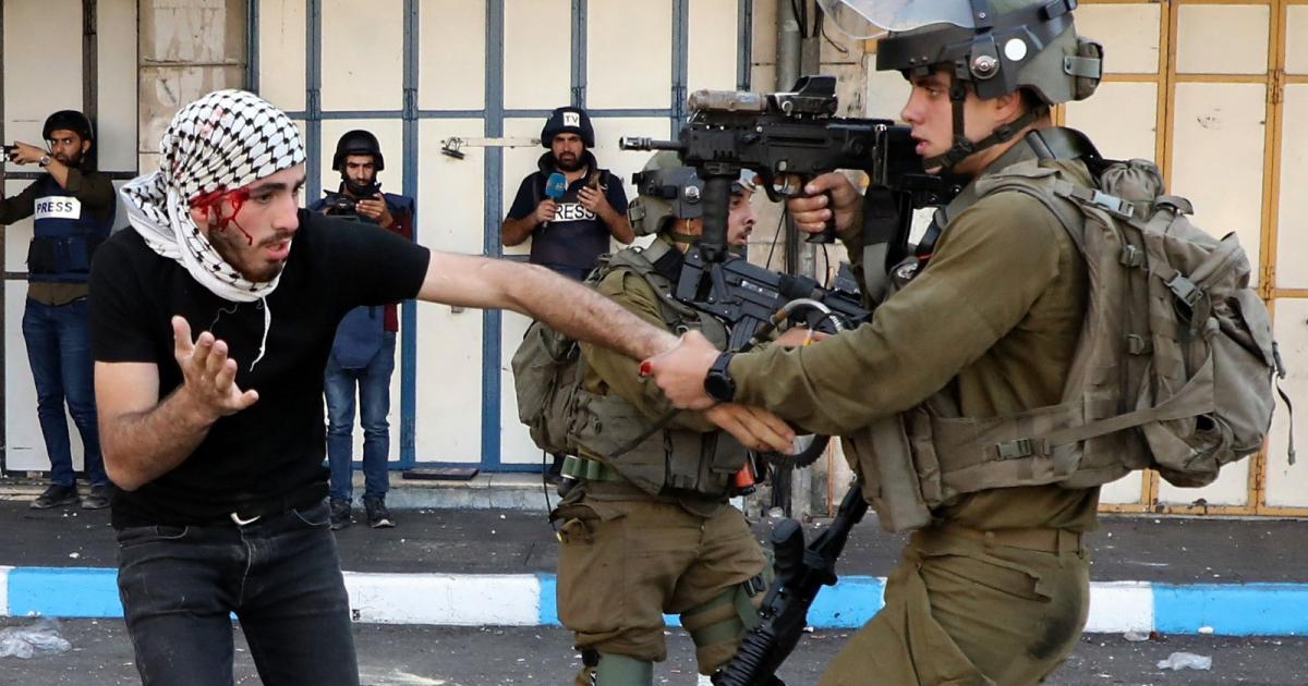الاحتلال يعتقل شابا عقب الاعتداء عليه في القدس | وكالة شمس نيوز الإخبارية