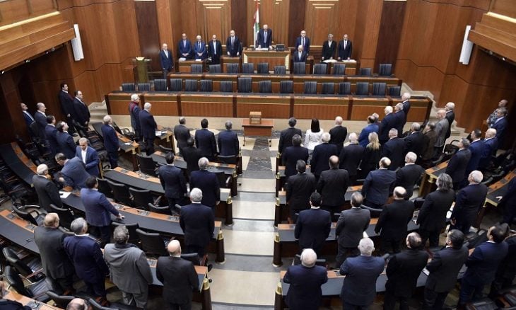 بالفیدیو ؛ نائبان لبنانيان باتا ليلتهما في قاعة البرلمان مطالبين بانتخاب رئيس جمهورية