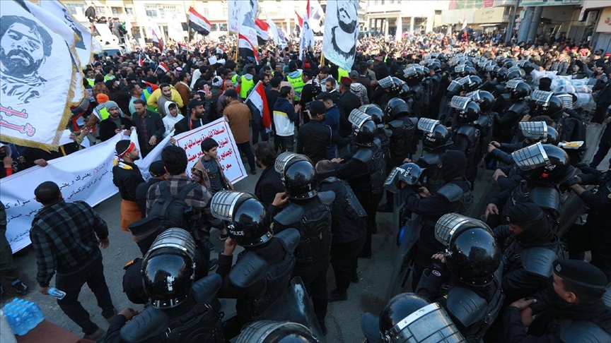 بالفیدیو و الصور ؛ عراقيون يتدفقون إلى بغداد للاحتجاج على هبوط العملة