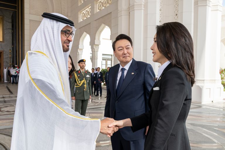 بالفیدیو و الصور ؛ محمد بن زايد ورئيس كوريا الجنوبية يبحثان تعزيز العلاقات والتعاون