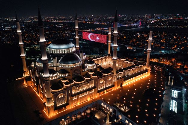 حدیث الصور ؛ جوامع إسطنبول تحتفل بـ”ليلة الرغائب”