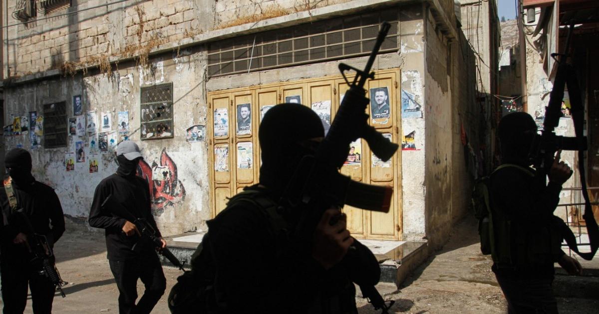 كتيبة جنين تنشر مقطعًا مصورًا لبعض "المقتنيات والغنائم" التي استولى عليها مجاهدوها من جيش الاحتلال | وكالة شمس نيوز الإخبارية