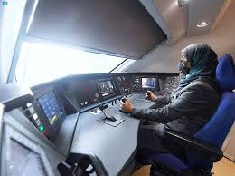 32 امرأة يباشرن قيادة قطار الحرمين السريع في السعودية لأول مرة
