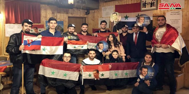 الطلبة السوريون في سلوفاكيا وأبناء الجالية ينظمون وقفة تضامنية ويدعون إلى رفع الحصار الجائر عن وطنهم