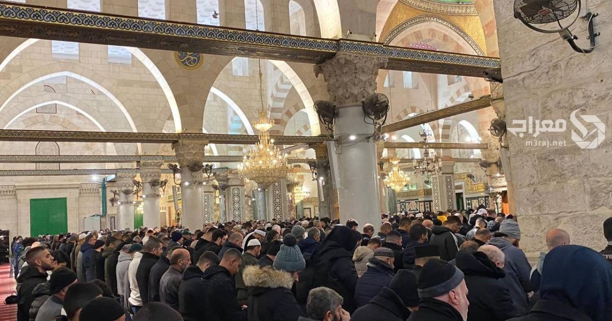 جماهير حاشدة تحيي الفجر العظيم في المسجدين الأقصى والإبراهيمي | وكالة شمس نيوز الإخبارية