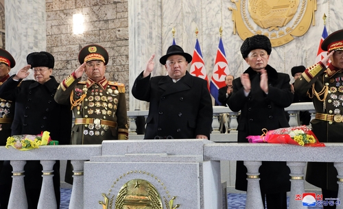 زعيم كوريا الشمالية يحضر عرضا عسكريا بمناسبة الذكرى السنوية لتأسيس القوات المسلحة