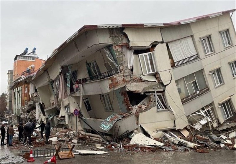 فرق الإنقاذ: ارتفاع حصیلة الزلزال فی ترکیا الى 1762 قتیلا و 11119 جریحا