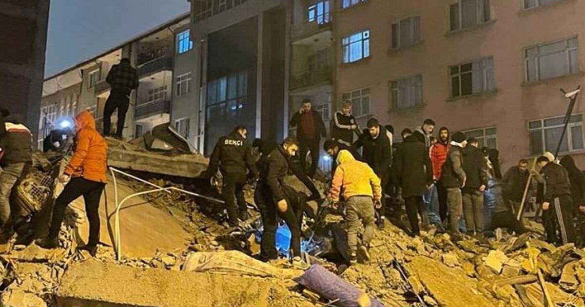 وفاة عائلة غزِية من 7 أشخاص جراء الزلزال الذي ضرب تركيا | وكالة شمس نيوز الإخبارية