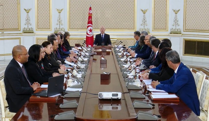 الرئيس التونسي يعلن حل المجالس البلدية وتعويضها بنيابات خصوصية