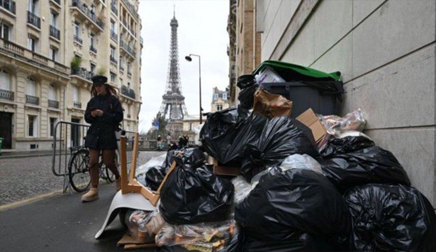 باريس من مركز العطور العالمية الی مركز للقمامة