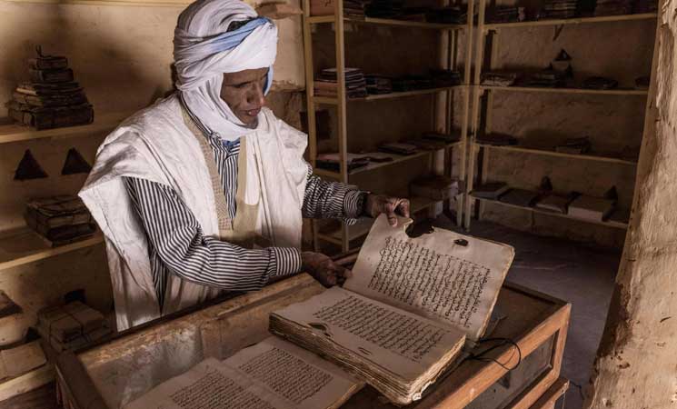 بالصور ؛ مخطوطات شنقيط في موريتانيا… كنز ثمين محفوظ بعناية