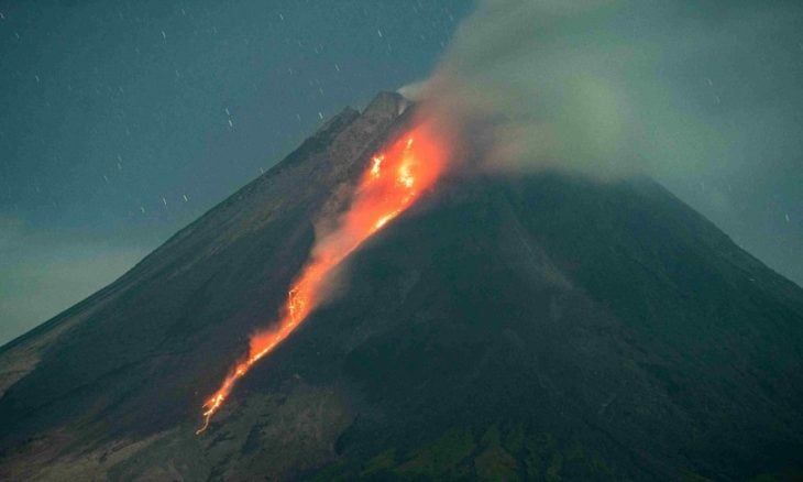 بالفیدیو ؛ اللحظات الأولى لثوران بركان في إندونيسيا- شفقنا العربي