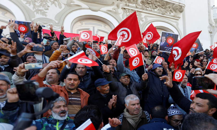 بالفیدیو و الصور ؛ المئات يحتجون في شوارع تونس رغم رفض السلطات الترخيص لمظاهرتهم