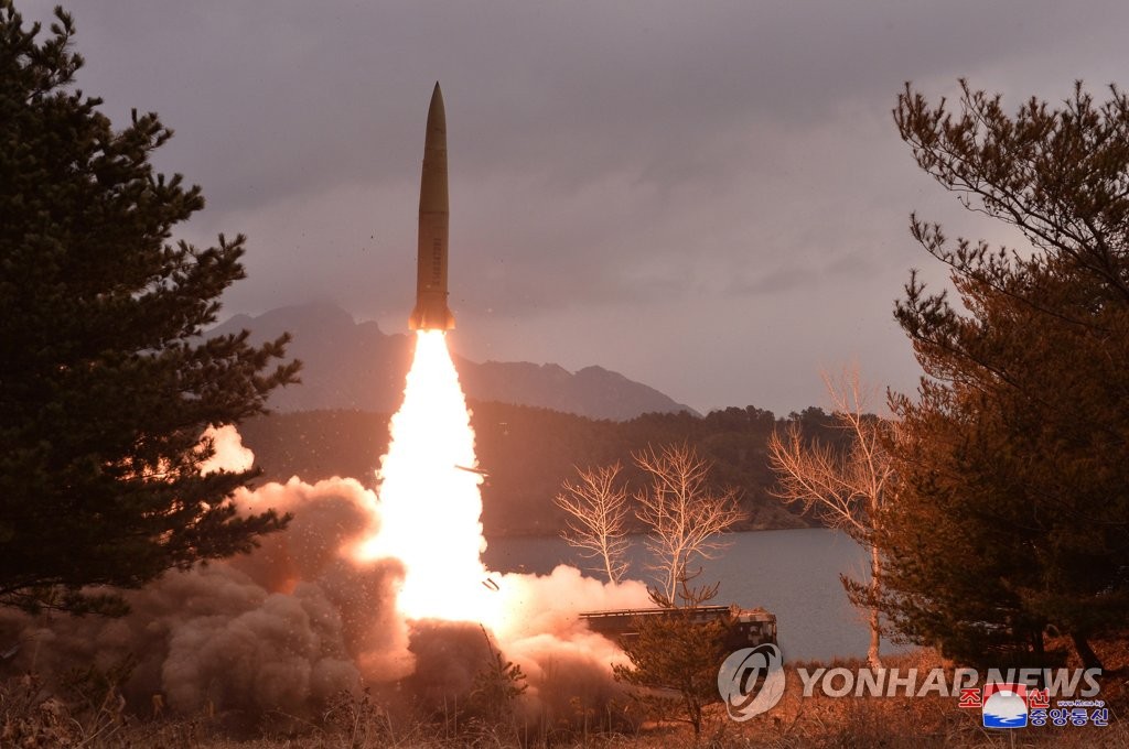 (جديد) كوريا الشمالية تطلق صاروخا باليستيا طويل المدى قبل ساعات من لقاء قمة بين كوريا الجنوبية واليابان