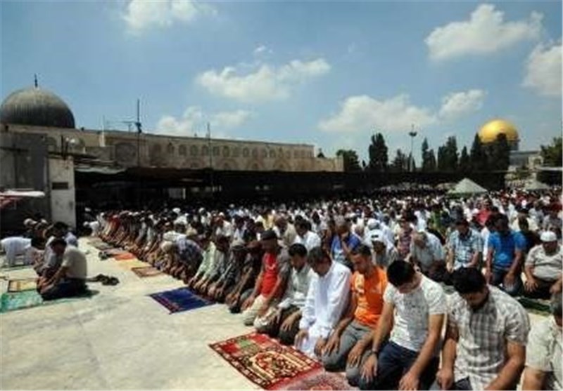 عشرات الآلاف یؤدون صلاة الجمعة فی المسجد الأقصى