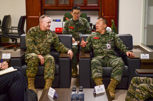 قائد مشاة البحرية الأمريكية في منطقة المحيط الهادئ يزور كوريا الجنوبية