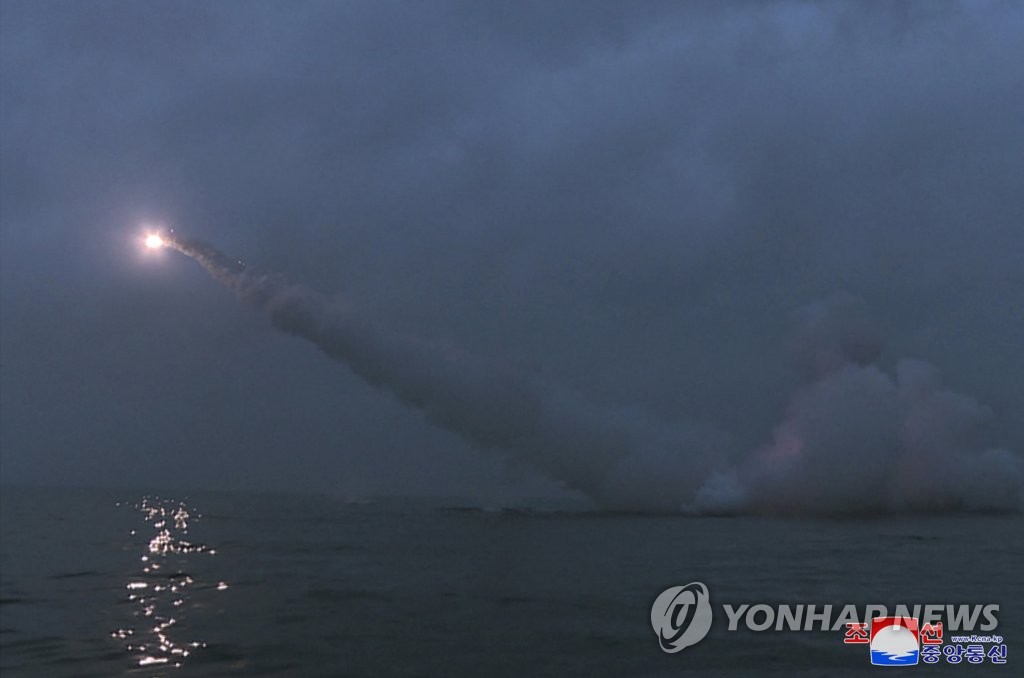 كوريا الشمالية تقول إنها أطلقت صاروخي كروز من غواصة في المياه في سينبو يوم الأحد