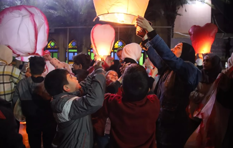 لبنانیون شمالي لبنان یطلقون مناطيد مضاءة احتفالا بقدوم شهر رمضان