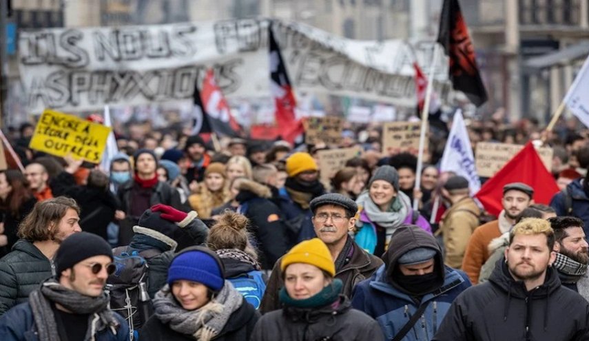 وتيرة الاحتجاجات الغاضبة تتصاعد في فرنسا رفضا لتمرير قانون التقاعد