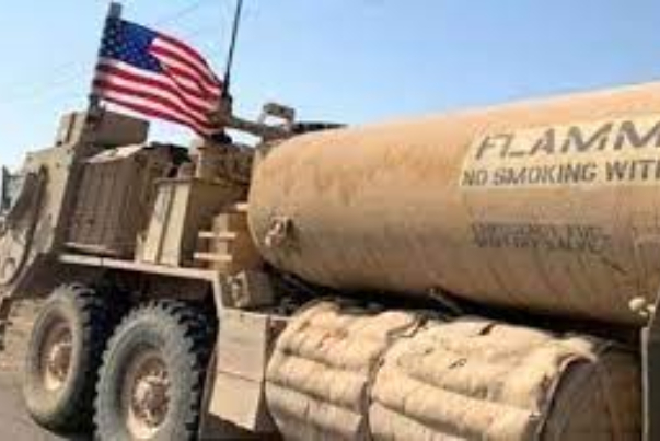 القوات الأمريكية تنقل رتلا محملا بالنفط السوري المسروق إلى قواعدها بالعراق
