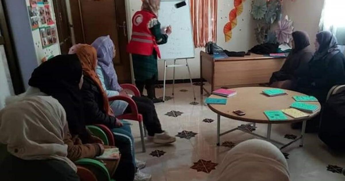 الهلال الأحمر تشرع بتنفيذ دورات محو أمية بمخيم الرمدان بسوريا | وكالة شمس نيوز الإخبارية