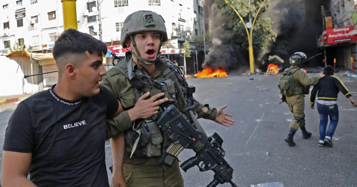 جندي يجبر طفلًا فلسطينيًا على كسر لعبة العيد بيده في الخليل | وكالة شمس نيوز الإخبارية