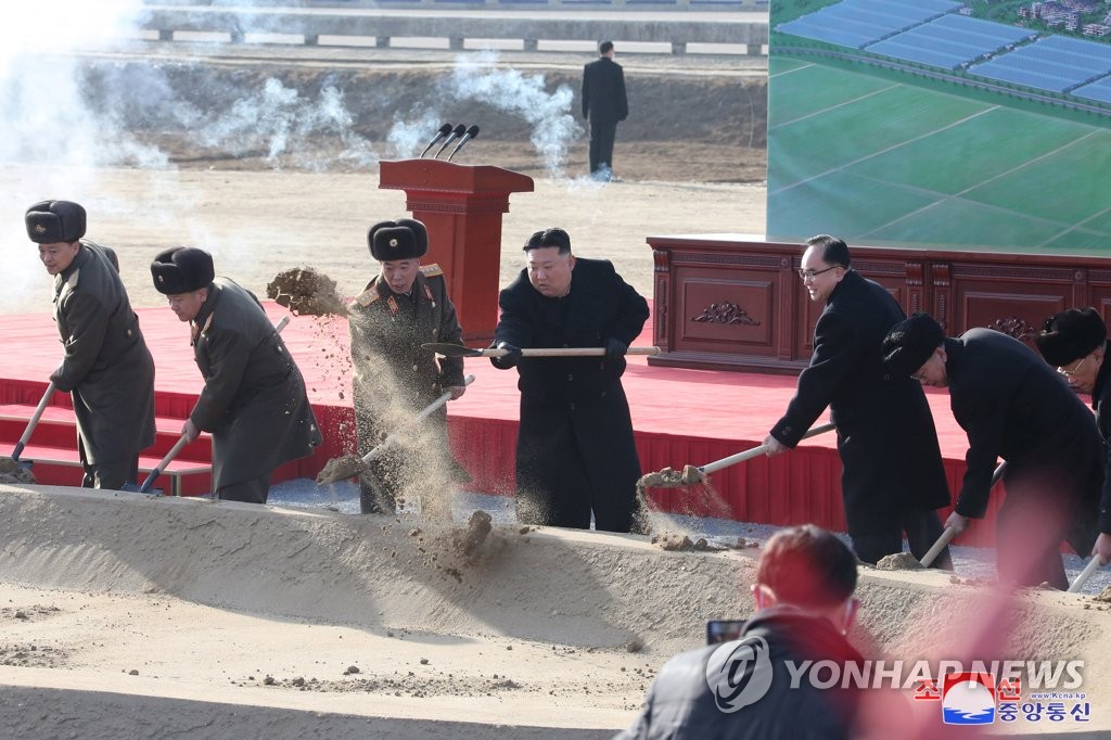 زعيم كوريا الشمالية يحتفل باستكمال بناء المزيد من المنازل الجديدة في بيونغ يانغ