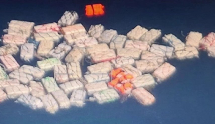 شاهد مخدرات بنحو نصف مليار يورو تطفو على سواحل صقلية في إيطاليا