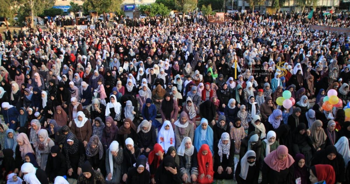 عشرات الآلاف من الغزيين يؤدون صلاة عيد الفطر المبارك في ساحة السرايا وسط قطاع غزة. | وكالة شمس نيوز الإخبارية