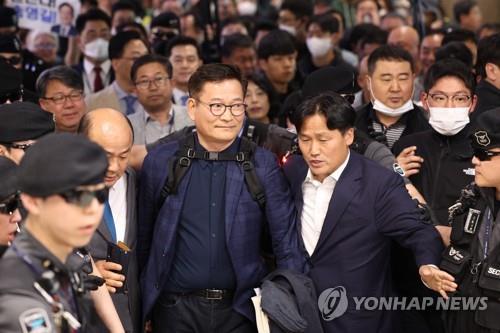 عودة الرئيس السابق للحزب الديمقراطي إلى كوريا الجنوبية وسط فضيحة المظاريف النقدية