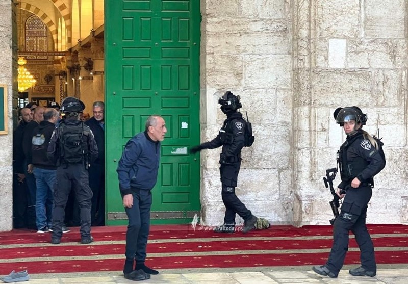 فی سابقة خطیرة..قوات الاحتلال تقتحم مصلى باب الرحمة بالمسجد الأقصى وتقوم بعملیات تخریب