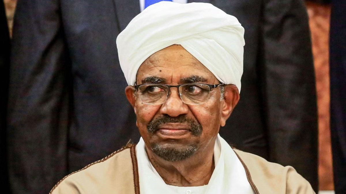 أين البشير؟.. سؤال يشغل بال السودانيين مع استمرار الفوضى والانفلات الأمني