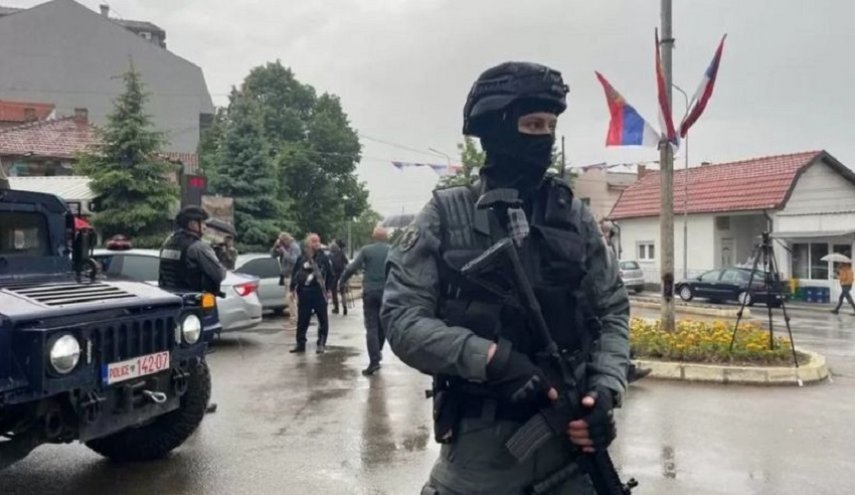 الشرطة في كوسوفو تفرق بالغاز احتجاجات على الانتخابات في 4 بلديات 