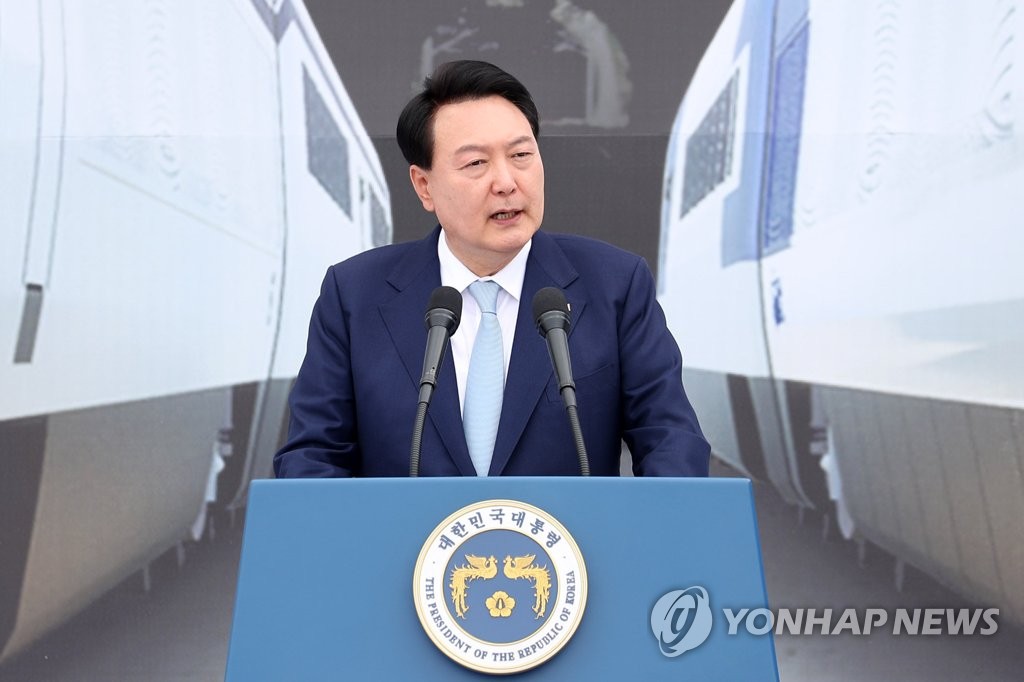 الرئيس يون يشارك في حفل وضع حجر الأساس لخط سكة حديدية لقطارات فائقة السرعة