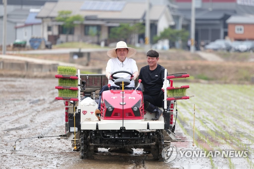 الرئيس «يون» يشارك في زراعة الأرز مع صغار المزارعين