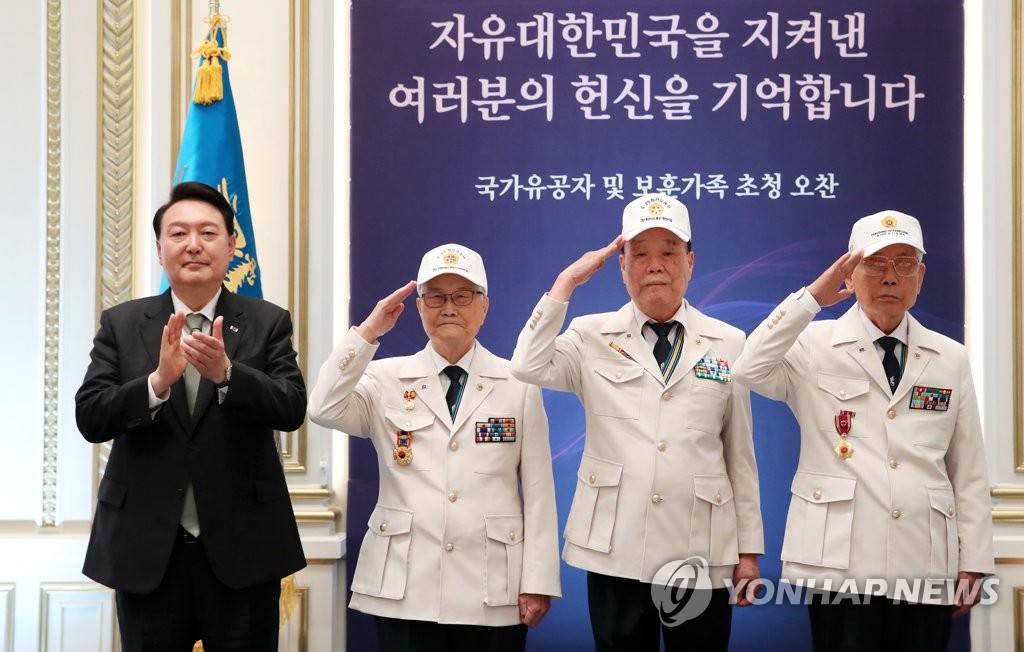 الرئيس «يون» يلتقي مع قدامى المحاربين قبيل ذكرى الحرب الكورية