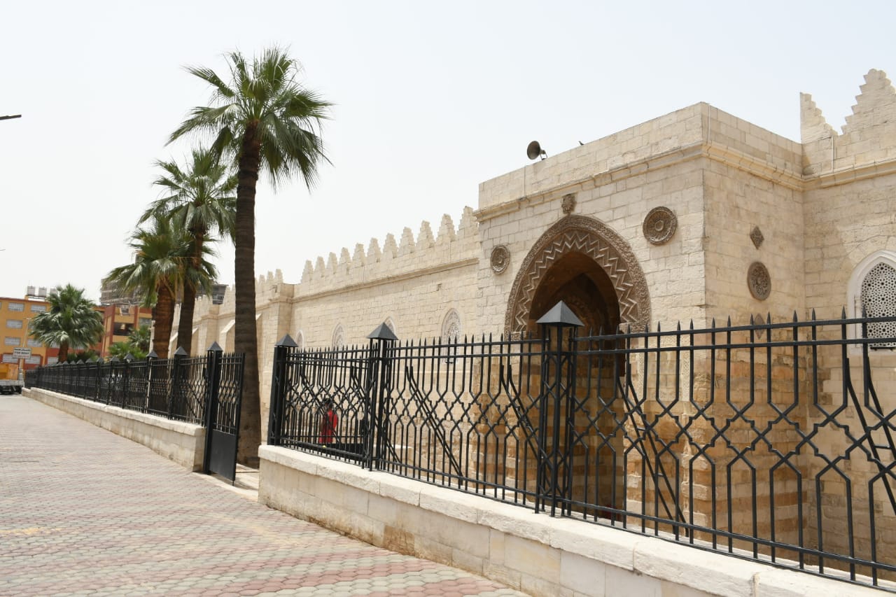 بالصور ؛ أداء أول صلاة جمعة بمسجد تاريخي بمصر بعد إغلاق 225 عاما