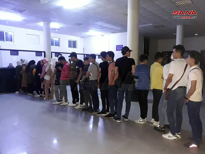 بالصور ؛ مئات الطلاب السوريين يعبرون الحدود اللبنانية لتقديم الامتحانات الرسمية في بلادهم