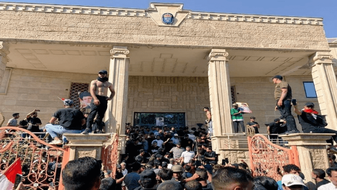 عراقيون يقتحمون السور الأمني للسفارة السويدية في بغداد