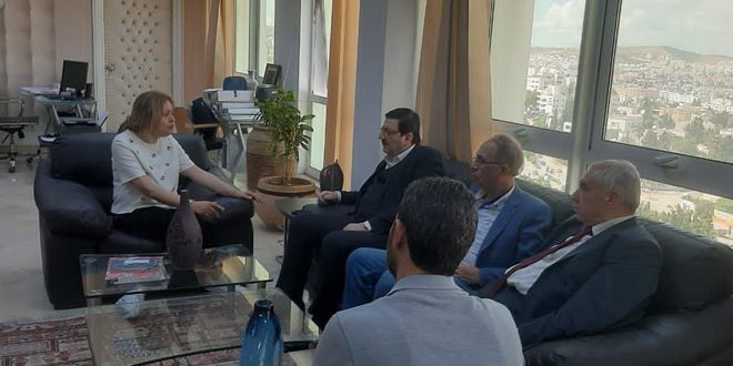 وزير الإعلام يبحث مع المدير العام للتلفزة التونسية تعزيز التعاون الإعلامي بين الجانبين