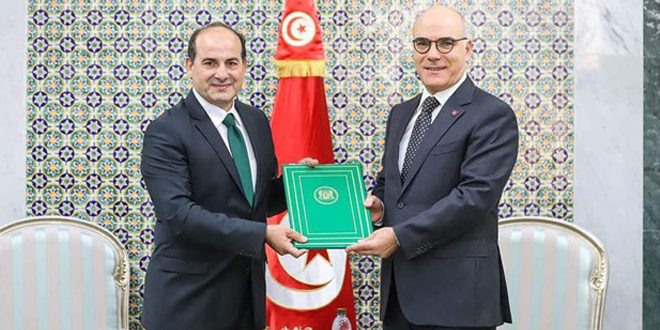 السفير محمد يقدم لوزير الخارجية التونسي نسخةً من أوراق اعتماده سفيراً لسورية