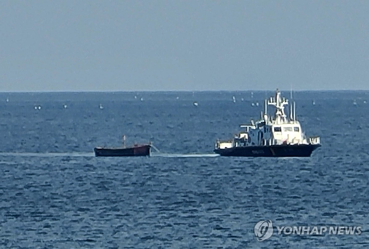 (جديد) السلطات الكورية الشمالية تنقذ السفينة الشمالية التي تقطعت بها السبل بالقرب من الحدود البحرية الشرقية