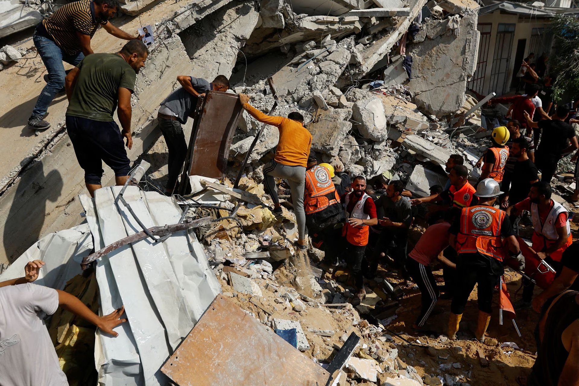 حدیث الصور ؛ إسرائيل تقصف غزة وسط مخاوف من صراع أوسع في الشرق الأوسط