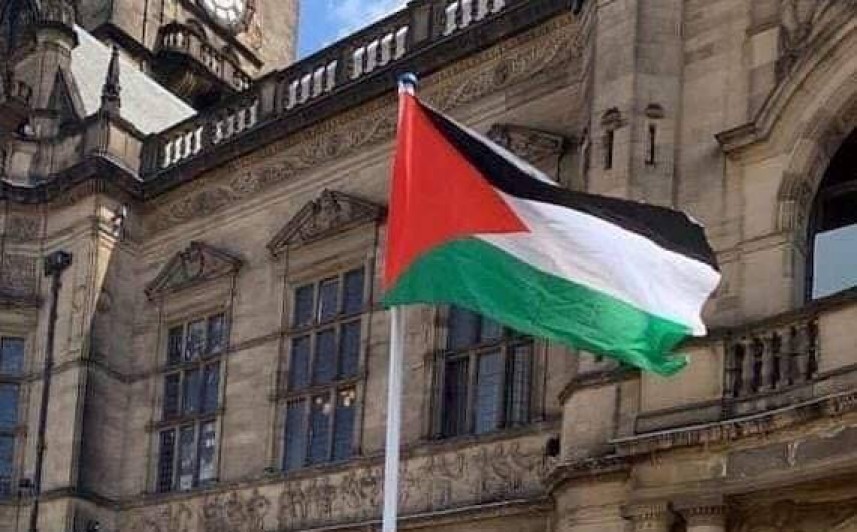 رفع علم فلسطين وإزالة علم اسرائيل من مبنى بشيفيلد البريطانية