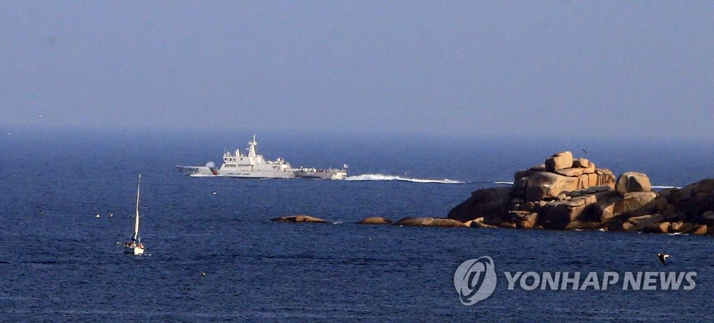 سفينة دورية جنوبية ترصد سفينة كورية شمالية تقطعت بها السبل بالقرب من الحدود البحرية الشرقية