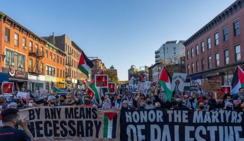 شاهد ما قامت به شرطة نيويورك لمنع مظاهرة مؤيدة للفلسطينيين