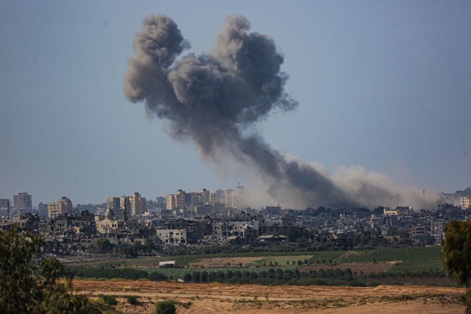 ضحايا القصف الإسرائيلي المستمر علی غزة تتجاوز 7 آلاف شخص