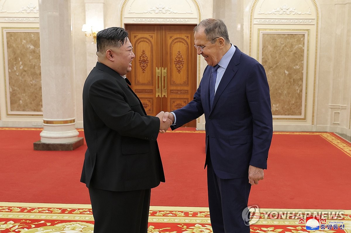 كيم جونغ-أون يتعهد ببناء علاقة موجهة نحو المستقبل مع روسيا خلال محادثاته مع وزير الخارجية الروسي