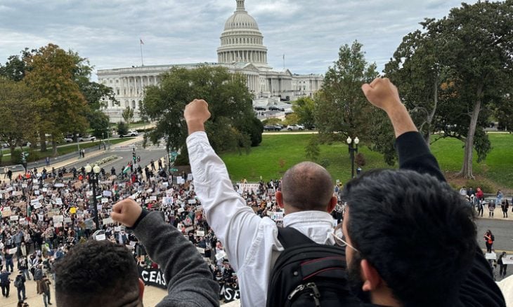 متظاهرون يقتحمون الكونغرس للمطالبة بوقف “الإبادة الجماعية التي ترتكبها إسرائيل وأمريكا” في غزة